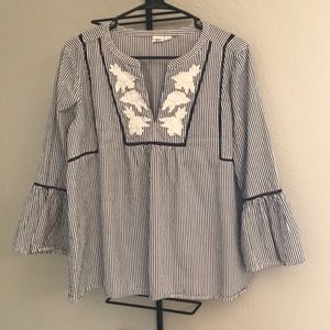 Embroidered blue/white top